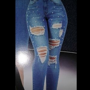 Ripped jeans with pearls